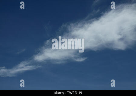 Niedrigen Winkel Ansicht von Cumulus-Wolken am Himmel Stockfoto
