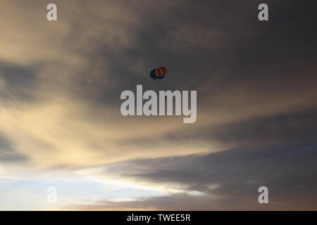 Low-Angle-Ansicht eines Mannes Parasailing, Malaysia Stockfoto