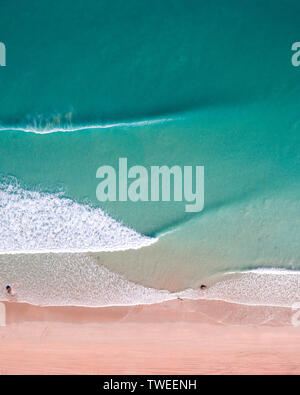 Eine Antenne drone Foto des schönen türkisfarbenen Wasser des Indischen Ozeans und Wellen am Cable Beach in Broome, Western Australia zu brechen. Stockfoto