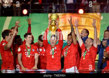 James Rodriguez FC Bayern München mit Schale, Jubel beim FC Bayern München nach der Schale Sieg, 76 DFB-Pokalspiel, RB Leipzig, RBL, gegen den FC Bayern Stockfoto