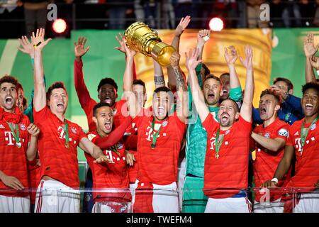 Corentin Tolisso FC Bayern München mit Schale, Jubel beim FC Bayern München nach der Schale Sieg, 76 DFB-Pokalspiel, RB Leipzig, RBL, gegen den FC Bayern Stockfoto