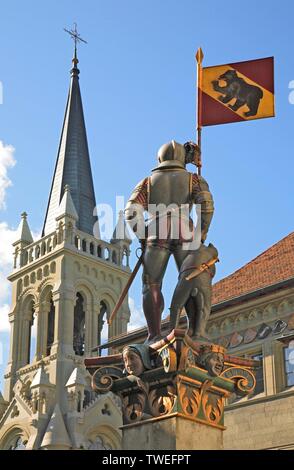 Banneret Brunnen vor dem Rathaus und der Kirche St. Peter und Paul in Bern, Schweiz, Europa Stockfoto