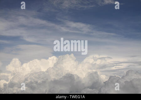 Niedrigen Winkel Ansicht der Wolken am Himmel Stockfoto