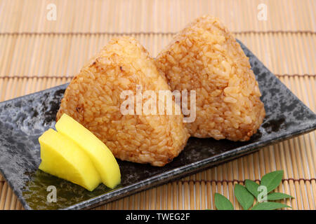 Onigiri, Japanisch essen, Reis - Kugel, Dreieck, Algen, Reis, Mittagessen Stockfoto