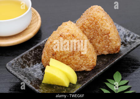 Yakionigiri, Japanisch essen, Japanisch, Reis, Reis Dreieck mit Sojasoße Stockfoto