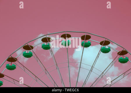 Hell-Rosa getönten Bild von einem Riesenrad Stockfoto