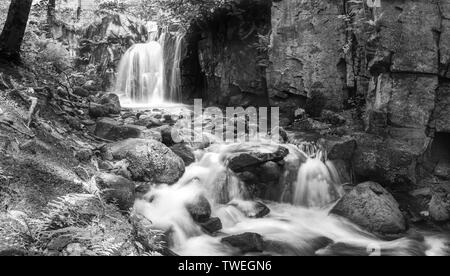 Lumsdale Falls sind entlang der Lumsdale Tal, nur einen kurzen Spaziergang von Matlock in Derbeyshire, am Rande des Peak District National Park. Stockfoto