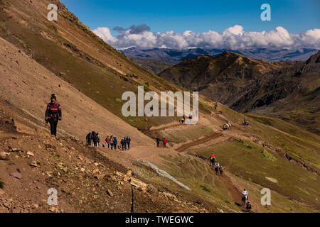 Cusco, Peru. 02 Mai, 2019. Touristen klettern Vinicunca. Wenn Sie nicht möchten, dass Sie sich selbst laufen zu lassen, können Sie das Pferd auf die Farbenberg Credit: Tino Plunert/dpa-Zentralbild/ZB/dpa/Alamy Live News Stockfoto