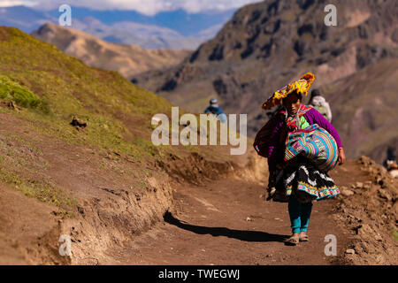 Cusco, Peru. 02 Mai, 2019. Eine Frau in bunten Kleidern klettern Vinicunca Credit: Tino Plunert/dpa-Zentralbild/ZB/dpa/Alamy leben Nachrichten Stockfoto