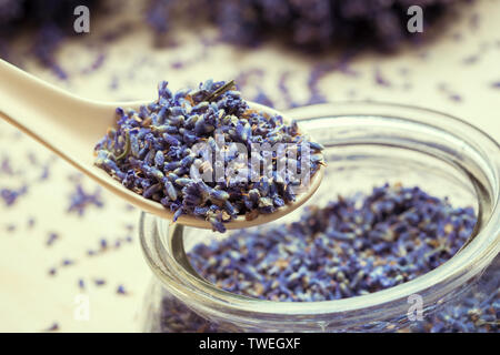 Löffel trockener Lavendel Stockfoto