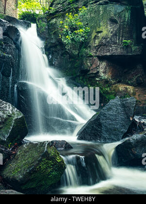 Lumsdale Falls sind entlang der Lumsdale Tal, nur einen kurzen Spaziergang von Matlock in Derbeyshire, am Rande des Peak District National Park. Stockfoto