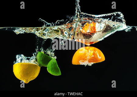 viele Früchte Spritzer ins Wasser Stockfoto