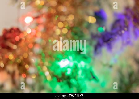 Weihnachtsbaum und Ende Jahr Feierlichkeiten - Bokeh auf Girlanden Stockfoto