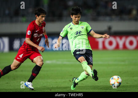 Kim Jin-su, rechts, von Südkorea der Jeonbuk Hyundai Motors FC passt den Ball gegen Wang SIPG Shenchao von Shanghai in die achte - Finale während der AFC Champions League 2019 in Shanghai, China, 19. Juni 2019. Zwei - Zeit Meister Jeonbuk Hyundai Motors wird einen Vorteil in der zweiten Etappe ihrer 2019 AFC Champions League (ACL) Runde 16 Spiel mit Shanghai SIPG FC nächste Woche nach Verrechnung eines entfernten Ziel in Ihren 1-1 Unentschieden in Shanghai am Mittwoch. Stockfoto