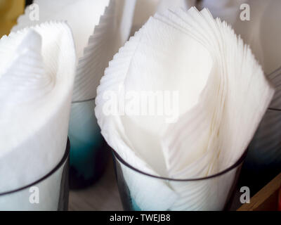 Close-up sauberen, weißen Seidenpapier im Retro-stil Glas auf Holz- Tabelle. Stockfoto