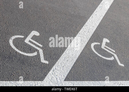 Straße Markierung, Beschilderung reservierte Parkplätze für Personen mit eingeschränkter Mobilität Stockfoto