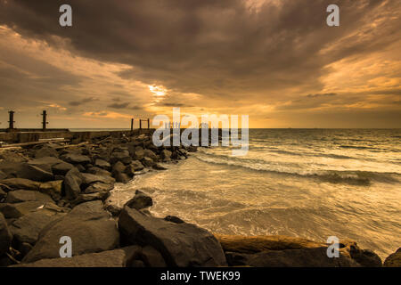 Sonnenuntergang am Tanjung Bungah Miri, Sarawak Stockfoto