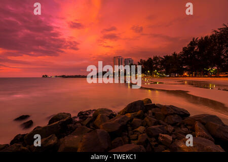 Sonnenuntergang am Tanjung Bungah Miri, Sarawak Stockfoto