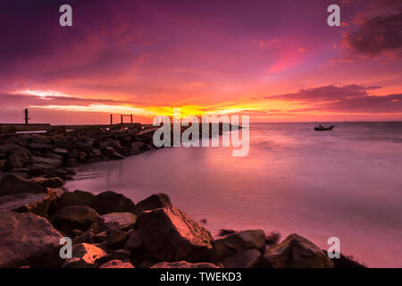 Sonnenuntergang am Tanjung Bungah Miri, Sarawak Stockfoto