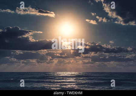 Schöne Wolkengebilde über das Meer, Sonnenaufgang erschossen Stockfoto