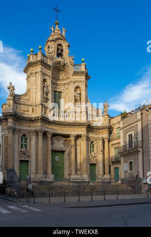 Basilica della Collegiata von der Via Etnea in der Altstadt, Catania, Sizilien, Italien gesehen, Europa Stockfoto