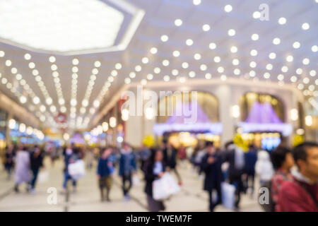 Verwackelte Szene nicht identifizierten Touristen Einkaufen im Kaufhaus mit Brighting schönes Licht Stockfoto