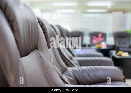 Braunes Leder Sessel im Zimmer sortiert Stockfoto