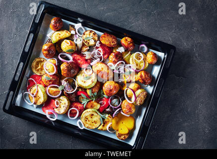 Ansicht von oben Frisch gerösteter warmes Gemüse auf einem Backblech auf einer konkreten Tabelle, Ansicht von oben, flatlay, Nahaufnahme, leeren Raum Stockfoto
