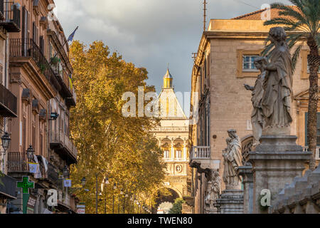 Blick vom Corso Vittorio Emanuele der Porta Nuova, Palermo, Sizilien, Italien, Europa Stockfoto
