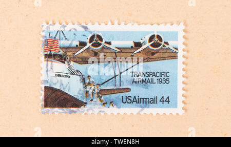 UNITED STATES - circa 1970: einen Stempel in den USA gedruckten zeigt Transpazifischen Flugpost 1935, circa 1970 Stockfoto