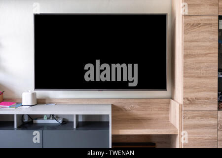 LED-Flachbild TV hängen auf Holz- Schrank Stockfoto