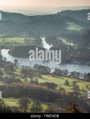 Schönen Herbst Landschaft Bild der Blick von Gummers wie auf Derwent Wter in Lake District Stockfoto