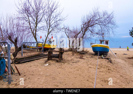 Sopot, Polen - Februar 06, 2019: Fischerboote auf dem sandigen Strand an der Ostsee in Sopot, Polen Stockfoto