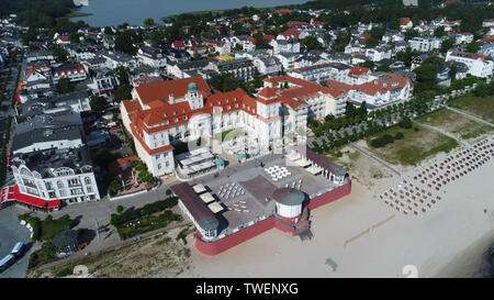 Binz, Deutschland. Juni, 2019 20. Blick auf die Strandpromenade mit den Villen und Hotels im Ostseebad auf der Insel Rügen. (Luftbild mit einer Drohne). Superwetter zieht Touristen in die Hotels und Ferienwohnungen an der Ostsee. Quelle: Stefan Sauer/dpa-Zentralbild/dpa/Alamy leben Nachrichten Stockfoto