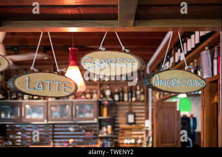 Holzschild Kaffee Menü mit hängenden auf counter Bar im Coffee Shop Stockfoto