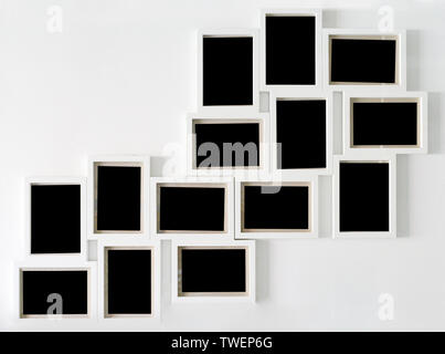 Sammlung weiß Bilderrahmen und Schwarz dekorative an den weißen Wand Stockfoto