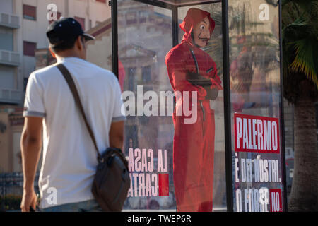 Italien: Guerilla Marketing von Netflix für La Casa de Papel 3 in Palermo. Das neue Mitglied wird der Code Name "Palermo" haben. Stockfoto