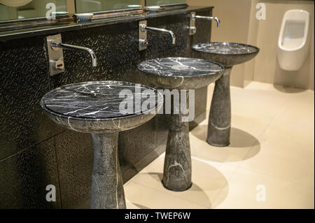 Luxus marmor stein Behälter Edelstahl Wasserhahn im Waschbecken mit Wc im Hotel Stockfoto