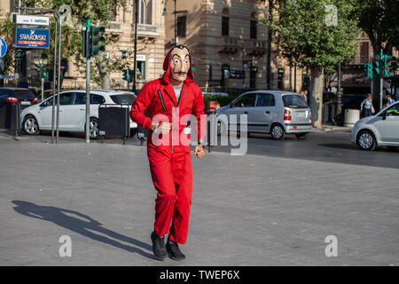 Italien: Guerilla Marketing von Netflix für La Casa de Papel 3 in Palermo. Das neue Mitglied wird der Code Name "Palermo" haben. Stockfoto