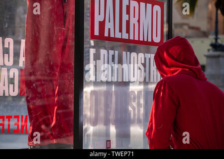 Italien: Guerilla Marketing von Netflix für La Casa de Papel 3 in Palermo. Das neue Mitglied wird der Code Name "Palermo" haben. Stockfoto