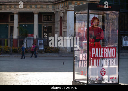 Italien: Guerilla Marketing von Netflix für La Casa de Papel 3 in Palermo. Das neue Mitglied wird der Code Name "Palermo" haben. Stockfoto