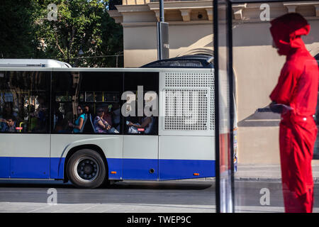 Italien: Guerilla Marketing von Netflix für La Casa de Papel 3 in Palermo. Das neue Mitglied wird der Code Name "Palermo" haben. Stockfoto