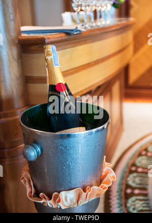 Flasche Champagner trinken in Eis Schaufel auf dem Zimmer Stockfoto