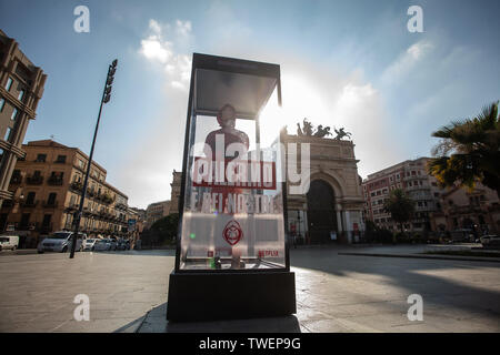 Italien: Guerilla Marketing von Netflix für La Casa de Papel 3 in Palermo. Das neue Mitglied wird der Code Name "Palermo" haben. Stockfoto