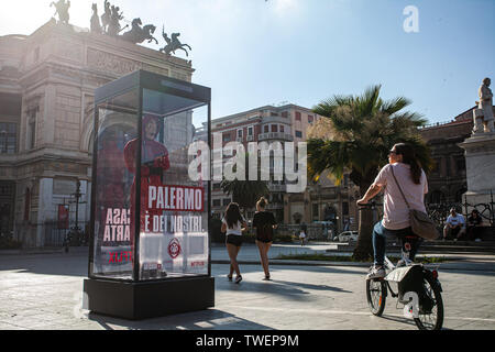 Italien: Guerilla Marketing von Netflix für La Casa de Papel 3 in Palermo. Das neue Mitglied wird der Code Name "Palermo" haben. Stockfoto