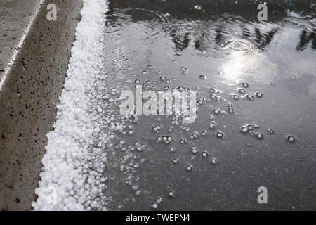 Hagel auf dem Bürgersteig nach einem Gewitter im Sommer Tag Stockfoto