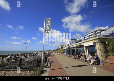 Eastbourne, Großbritannien. 20. Jun 2019. Uk Wetter. Besucher Eastbourne das warme Wetter und blauem Himmel heute Morgen genießen. Eastbourne, East Sussex, UK. Credit: Ed Brown/Alamy leben Nachrichten Stockfoto