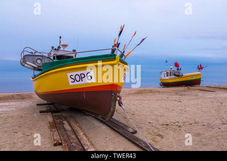 Sopot, Polen - Februar 06, 2019: Fischerboote auf dem sandigen Strand an der Ostsee in Sopot, Polen Stockfoto