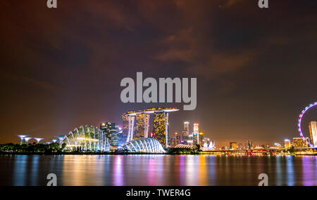 Singapur - 19. MAI 2019: Stadtbild Singapur moderne und finanziellen Stadt in Asien. Marina Bay Wahrzeichen von Singapur. Nacht Landschaft aufbauen Stockfoto