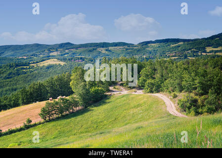 Querformat Emilia-Romagna, Gemeinde Sasso Marconi. Ländliche Landschaft im Frühling. Stockfoto